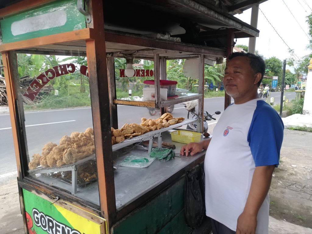 Sejenak Tilik Kisah Pak Wiwit Yuk, Penjual Gorengan di Jalan Imogiri