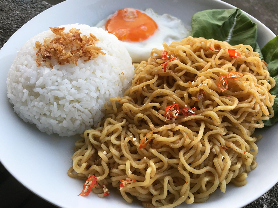Makan Mie Goreng dengan Nasi Putih, Apakah Sehat? – Titipku