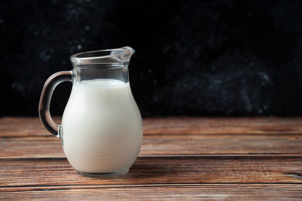 susu, milk, mengonsumsi susu, drinking milk, minum susu, mengonsumsi susu terlalu banyak, risiko mengonsumsi susu terlalu banyak, risiko mengonsumsi susu