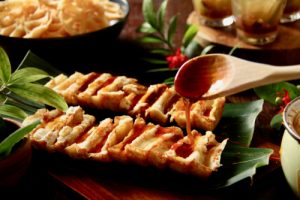 pancong adalah, apa itu pancong, sejarah kue pancong, kue pancong berasal dari, nama lain kue pancong, kue pancong khas mana, pancong makanan khas mana, asal usul kue pancong